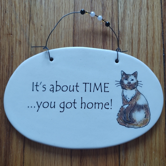 Vintage August Ceramic Cat Wall Plaque Sign Hanging Off White Beige USA Brown - Picture 6 of 15